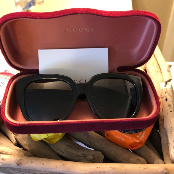 Authentic like new Oversized GUCCI! Sunglasses with case, cloth, and dust bag - Picture 3 of 12